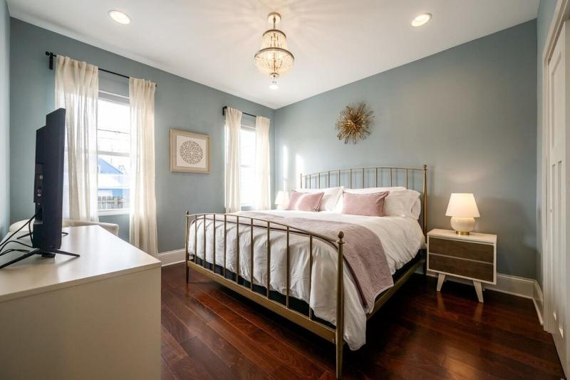 Indy Elegance w King Beds Office & Parking Family Friendly - image 3