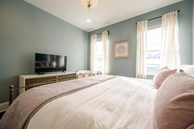 Indy Elegance w King Beds Office & Parking Family Friendly - image 9