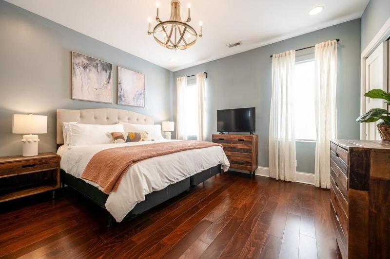 Indy Elegance w King Beds Office & Parking Family Friendly - image 23