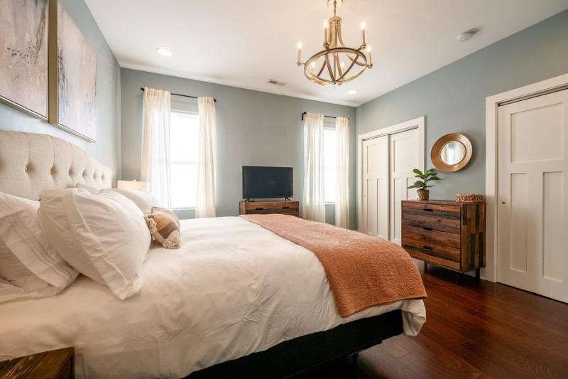 Indy Elegance w King Beds Office & Parking Family Friendly - image 6