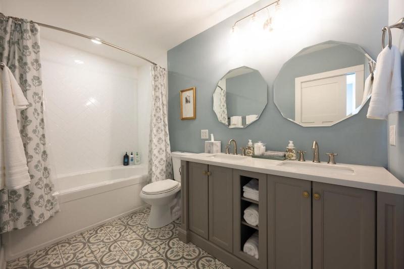 Indy Elegance w King Beds Office & Parking Family Friendly - image 5