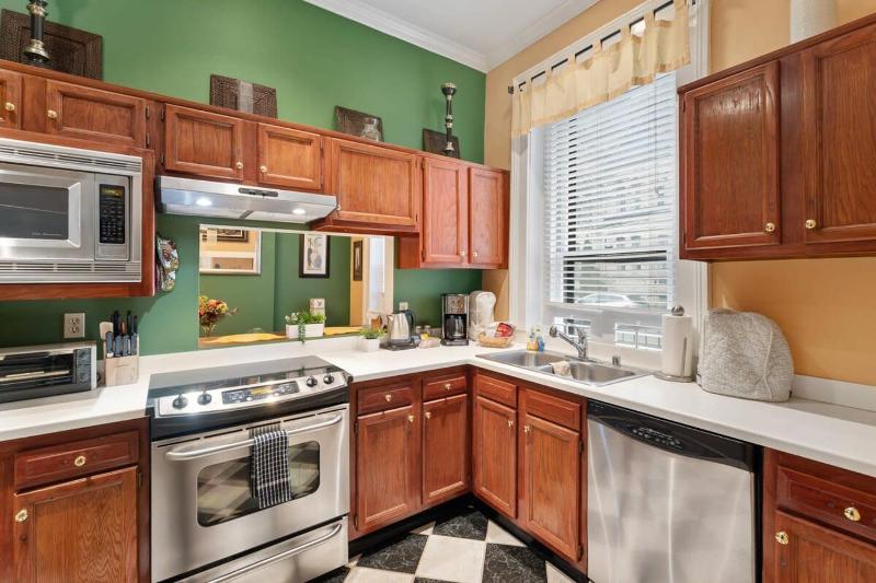 Charming Churchill Downs Cottage-Family Friendly - image 6