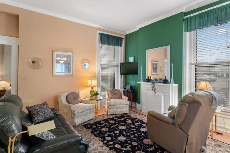 Charming Churchill Downs Cottage-Family Friendly - image 17