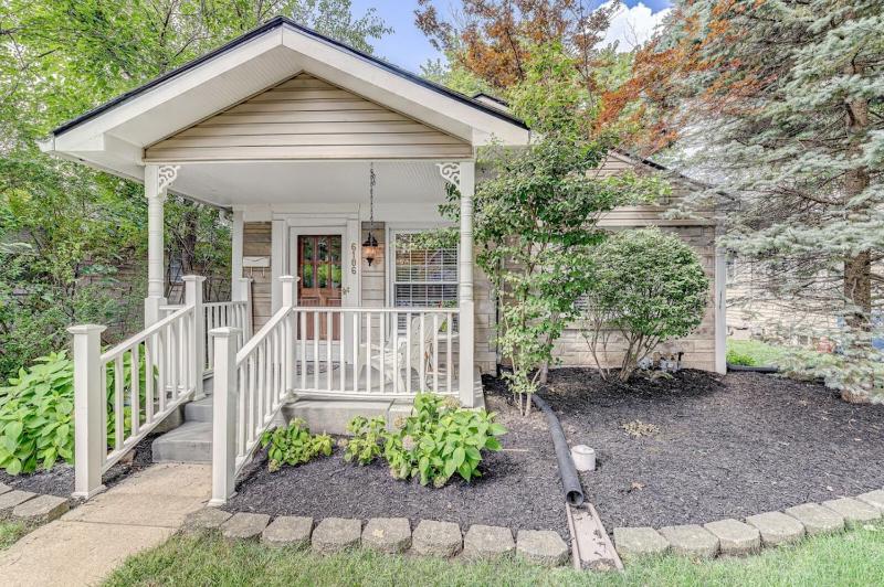 Charming bungalow deck & fire pit- Family Friendly - image 27
