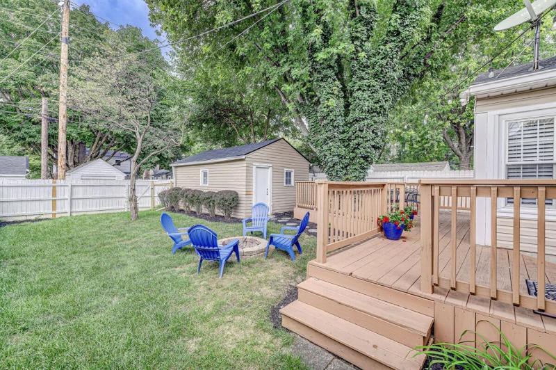 Charming bungalow deck & fire pit- Family Friendly - image 13