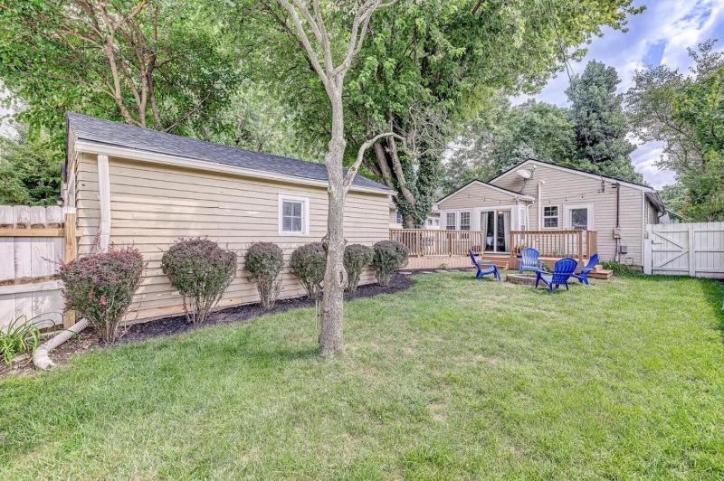 Charming bungalow deck & fire pit- Family Friendly - image 11