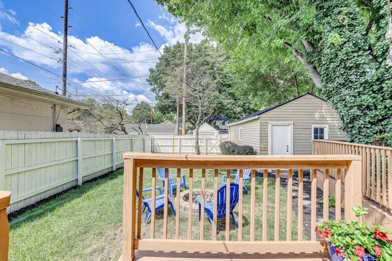 Charming bungalow deck & fire pit- Family Friendly - image 25
