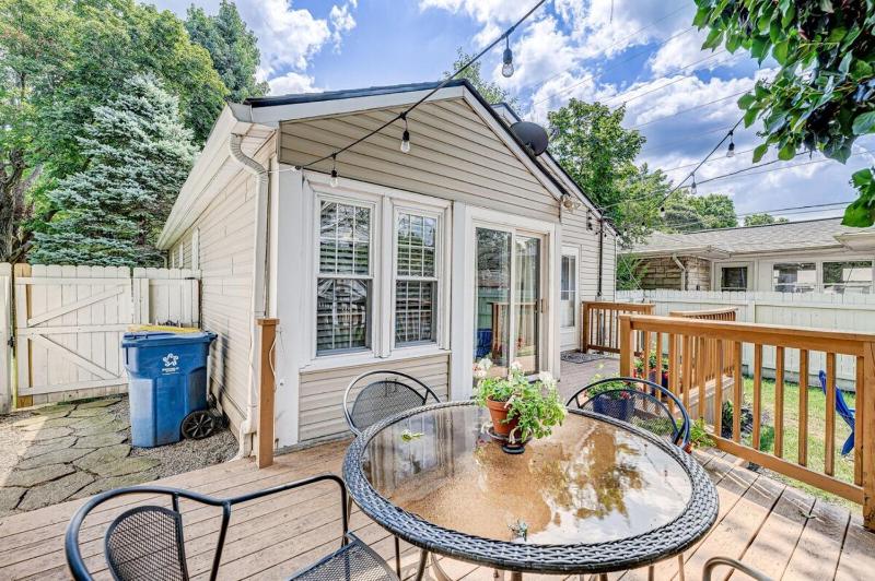 Charming bungalow deck & fire pit- Family Friendly - image 18