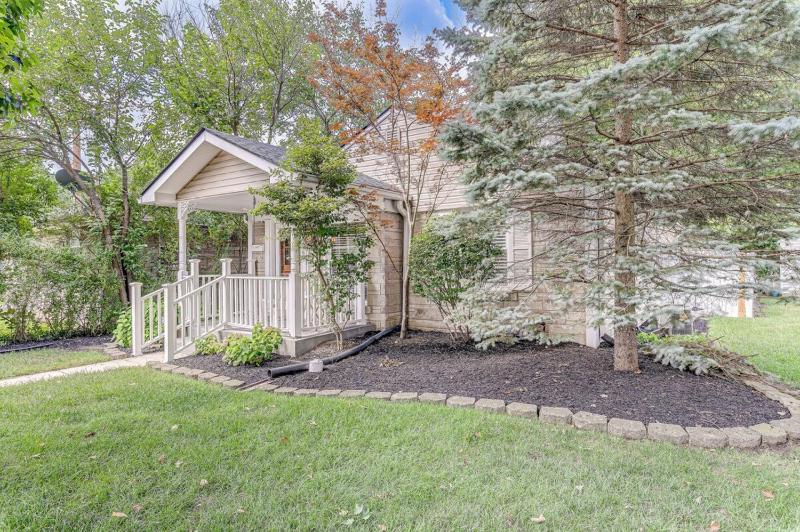 Charming bungalow deck & fire pit- Family Friendly - image 10