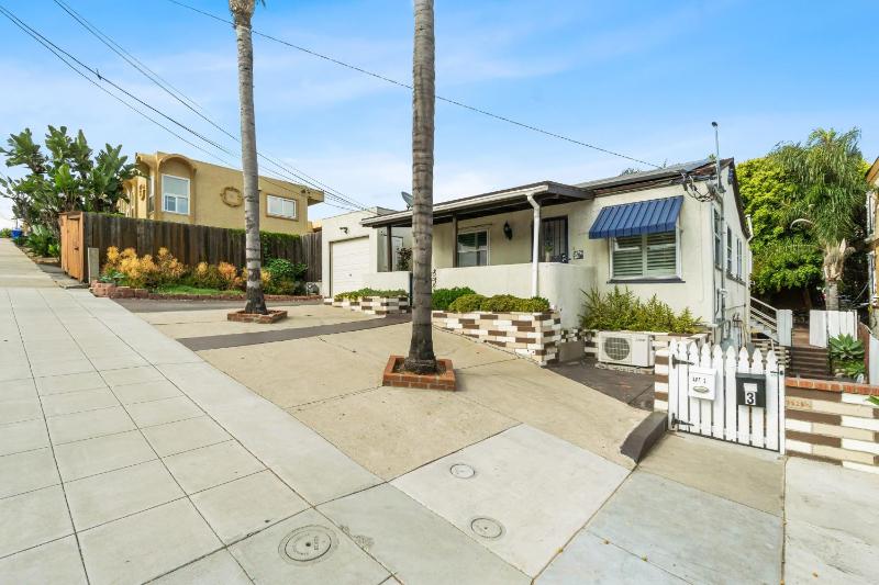 Bungalow Downtown Easy Airport Access Family Friendly - image 13