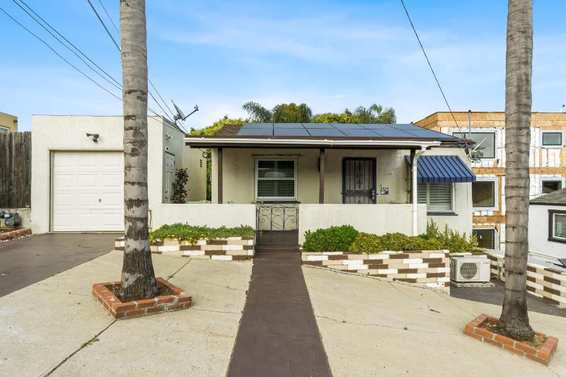 Bungalow Downtown Easy Airport Access Family Friendly - image 15
