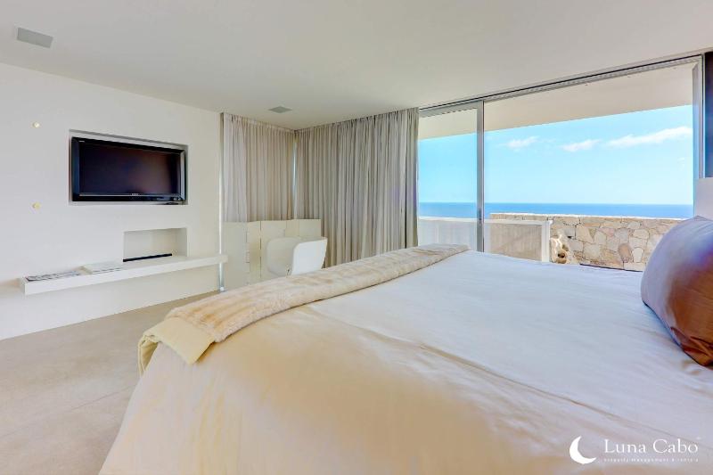 Pedregal Waterfront Villa - Heated Pool & Views - image 4