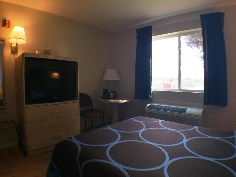 Double Room with Bath Tub - Mobility/Hearing Accessible - Non-Smoking image 2