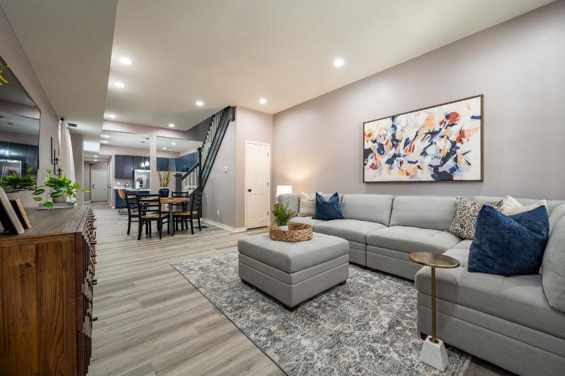 Mins to Downtown 2 King Beds Free Parking Family Friendly - image 18