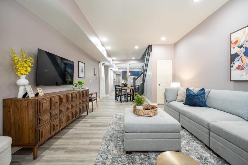 Mins to Downtown 2 King Beds Free Parking Family Friendly - image 1