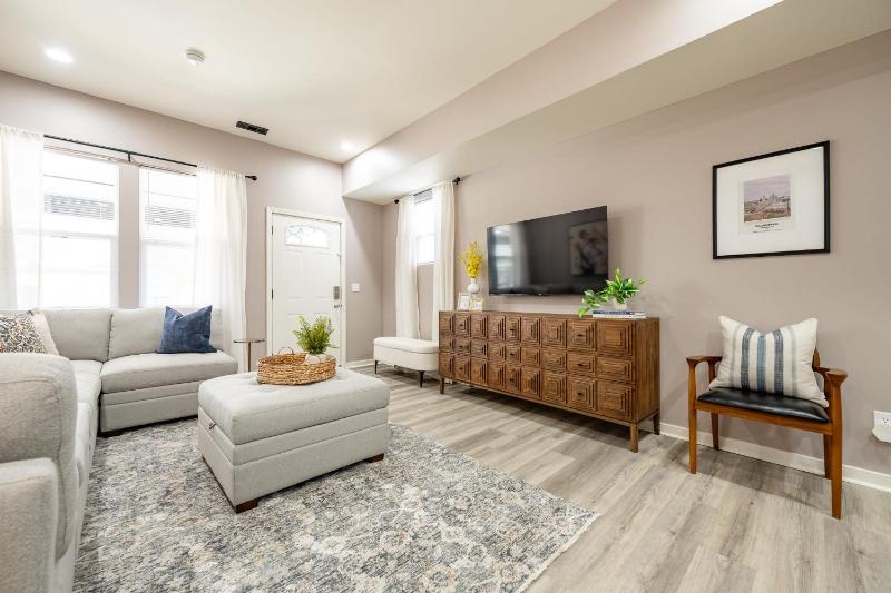 Mins to Downtown 2 King Beds Free Parking Family Friendly - image 4