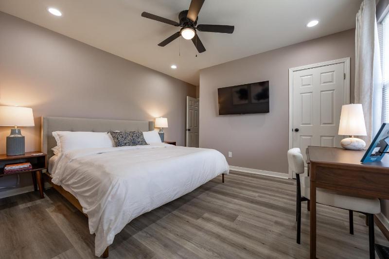 Mins to Downtown 2 King Beds Free Parking Family Friendly - image 19