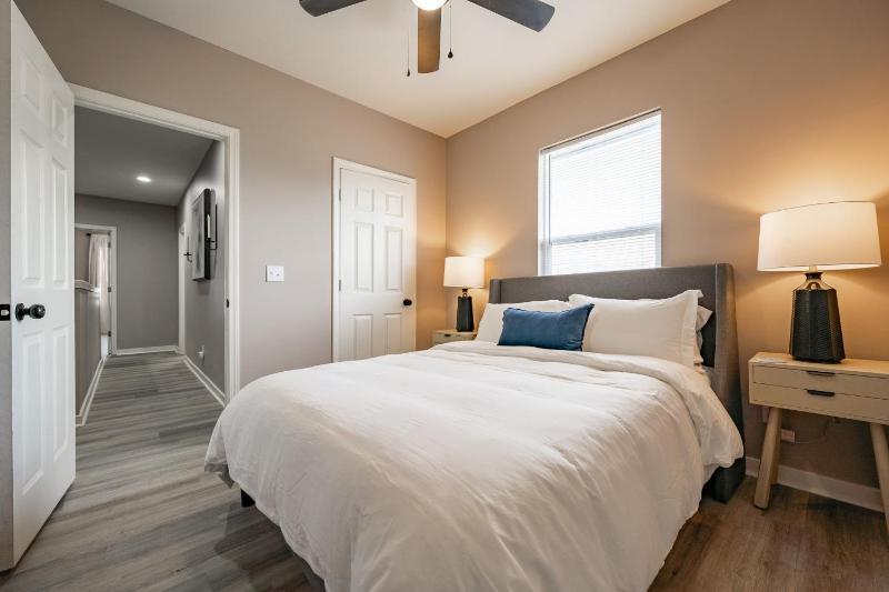 Mins to Downtown 2 King Beds Free Parking Family Friendly - image 11
