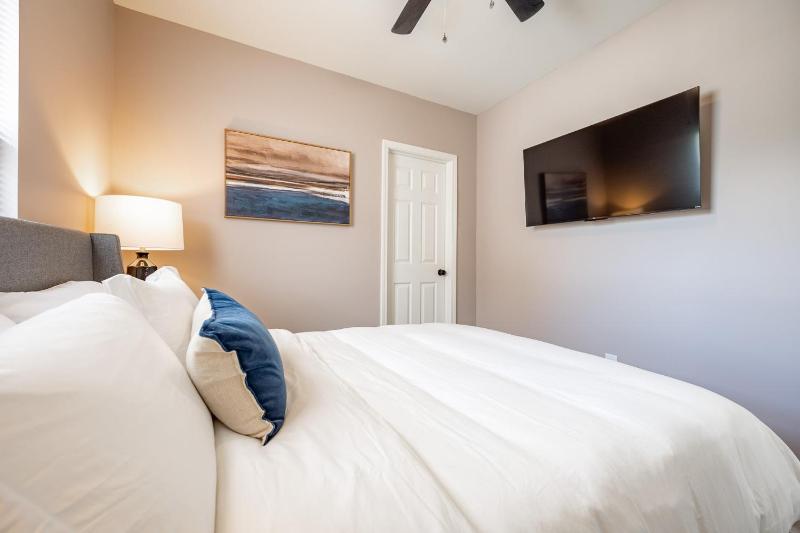Mins to Downtown 2 King Beds Free Parking Family Friendly - image 26