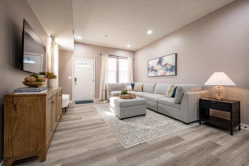 Modern & Stylish - Mins to Downtown - Family Friendly - image 12