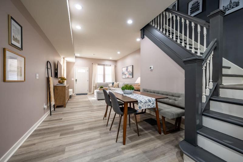 Modern & Stylish - Mins to Downtown - Family Friendly - image 25