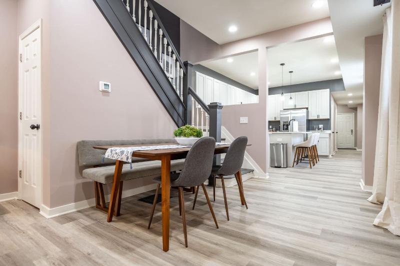 Modern & Stylish - Mins to Downtown - Family Friendly - image 6