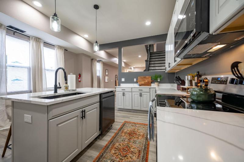 Modern & Stylish - Mins to Downtown - Family Friendly - image 18