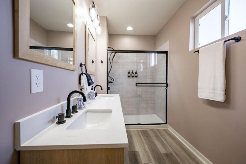Modern & Stylish - Mins to Downtown - Family Friendly - image 7