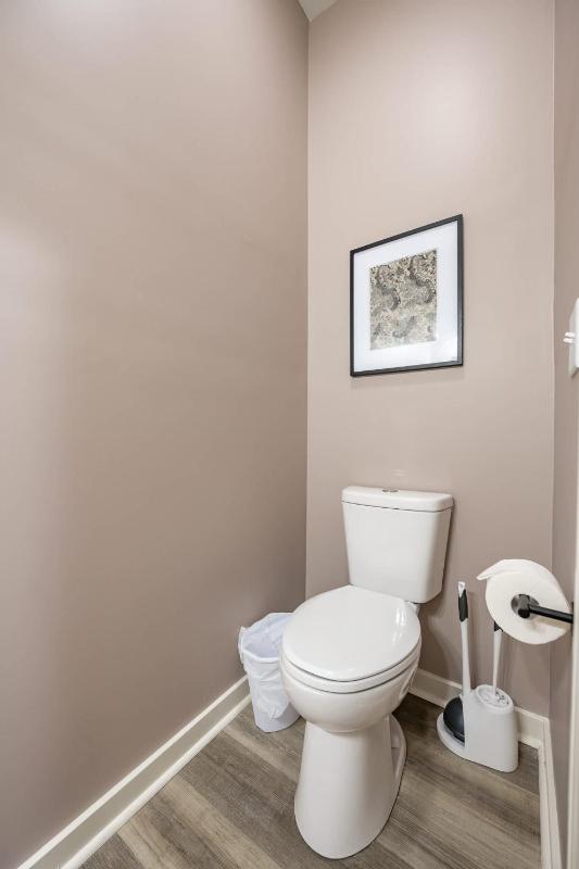 Modern & Stylish - Mins to Downtown - Family Friendly - image 26