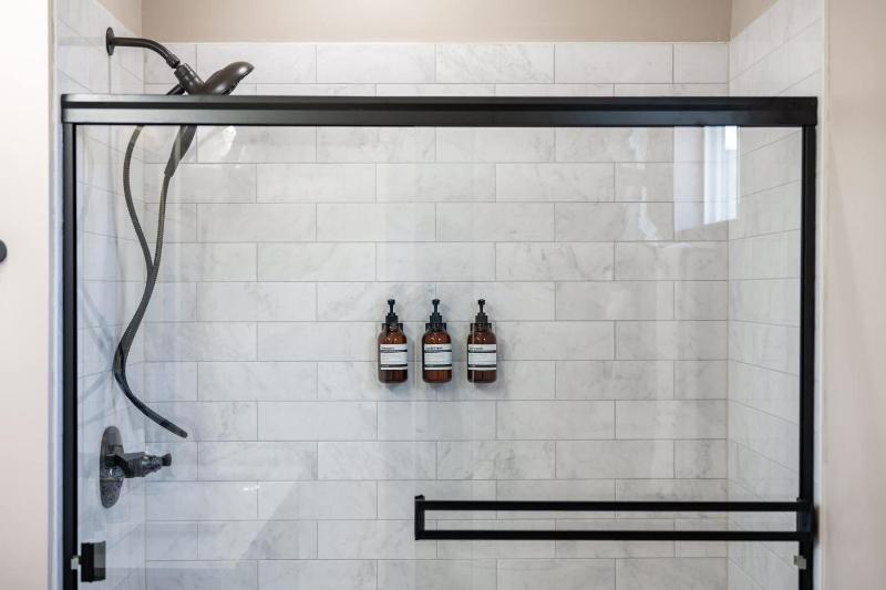 Modern & Stylish - Mins to Downtown - Family Friendly - image 16