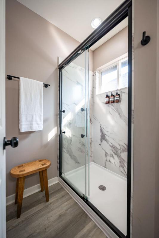 Modern & Stylish - Mins to Downtown - Family Friendly - image 34