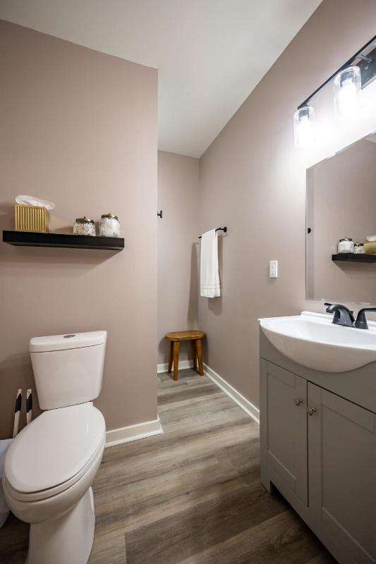 Modern & Stylish - Mins to Downtown - Family Friendly - image 17