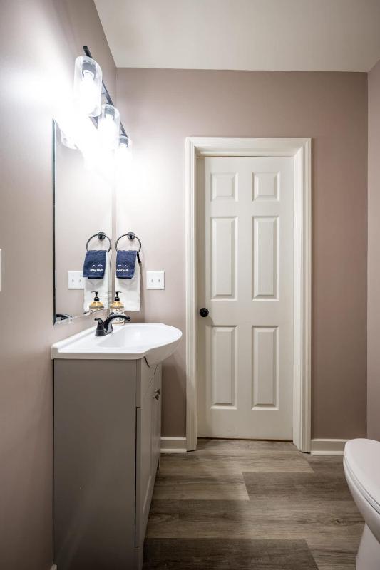 Modern & Stylish - Mins to Downtown - Family Friendly - image 32
