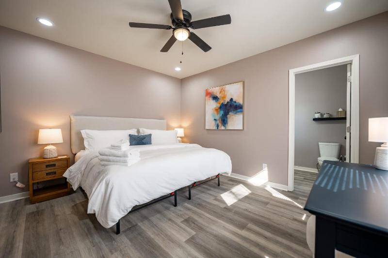 Modern & Stylish - Mins to Downtown - Family Friendly - image 4