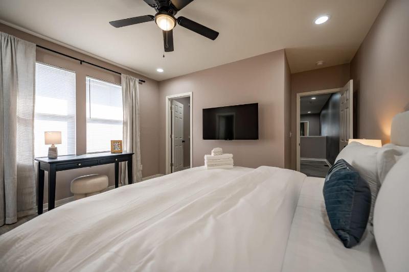 Modern & Stylish - Mins to Downtown - Family Friendly - image 11