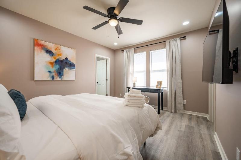 Modern & Stylish - Mins to Downtown - Family Friendly - image 38