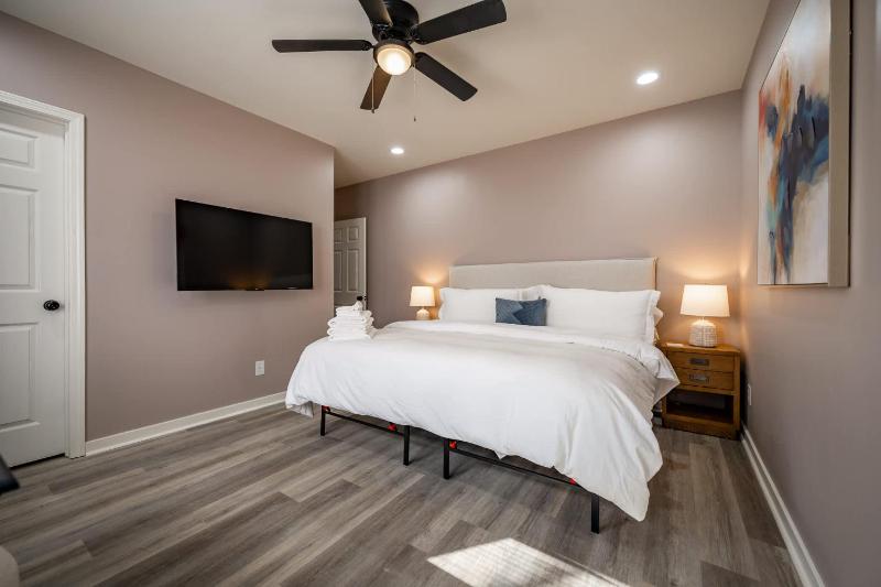 Modern & Stylish - Mins to Downtown - Family Friendly - image 10