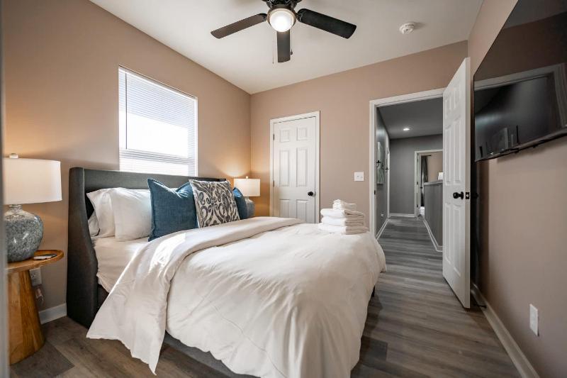 Modern & Stylish - Mins to Downtown - Family Friendly - image 15
