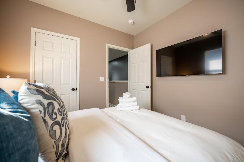 Modern & Stylish - Mins to Downtown - Family Friendly - image 33
