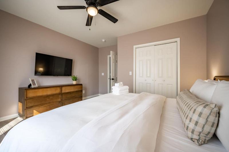 Modern & Stylish - Mins to Downtown - Family Friendly - image 19
