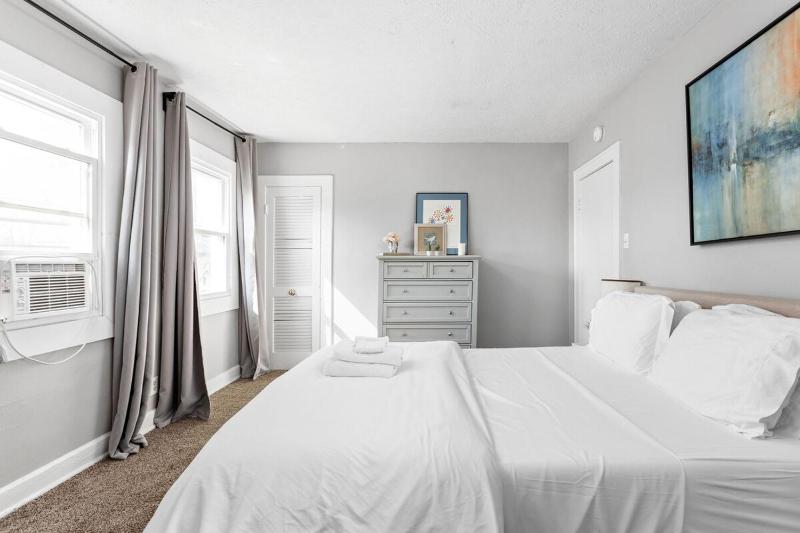 Charming Getaway - Deck & Patio - Walkable Area - Family Friendly - image 2