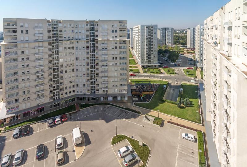 One-Bedroom Apartment with Balcony - Jurija Gagarina 14A image 2