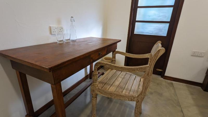 Barren House - image 14