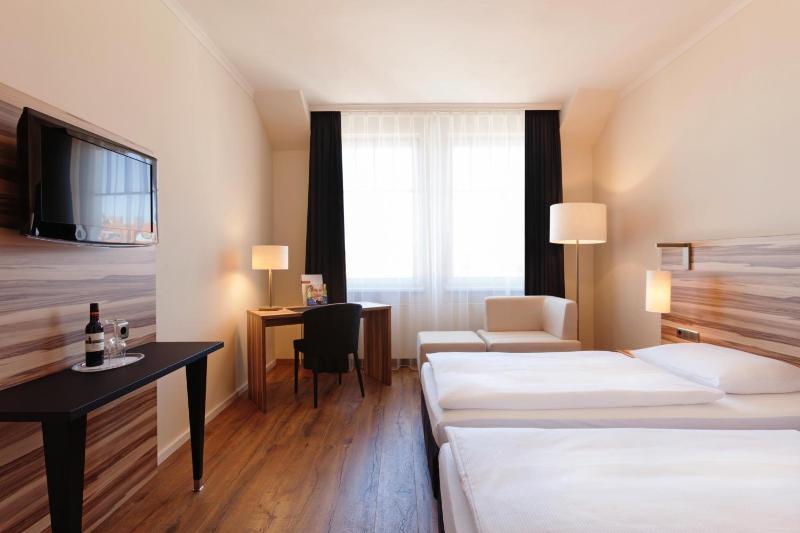 Deluxe Twin Room image 4