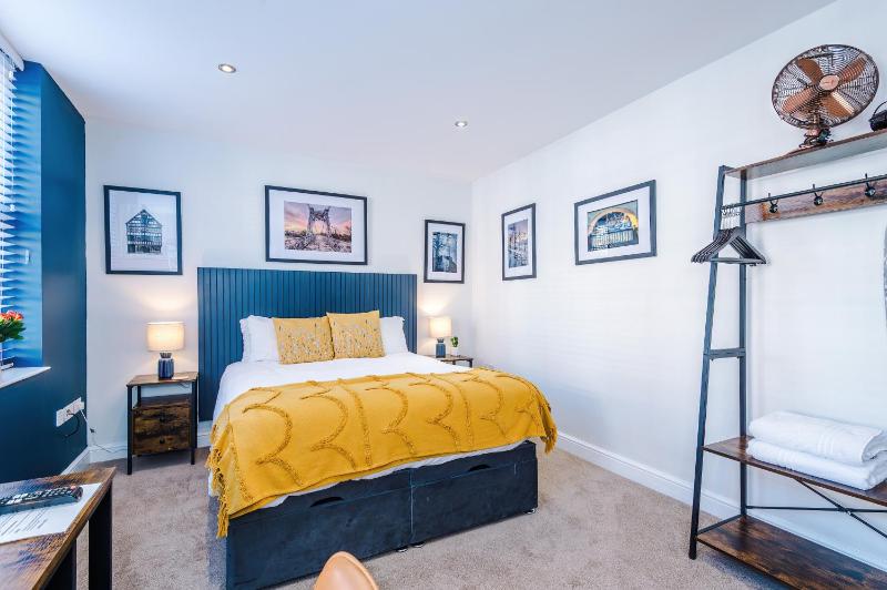 Riverside Studios in the Centre of Chester - image 28