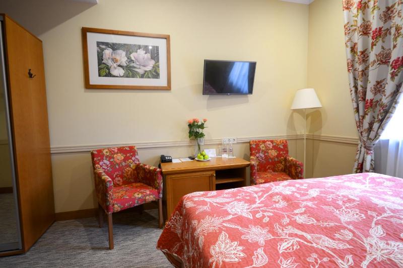 Standard Double Room image 3