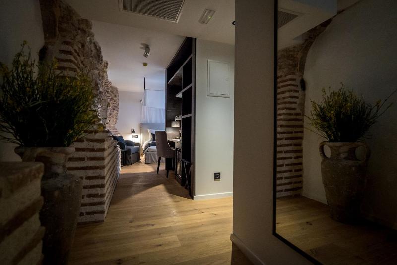 Superior Double or Twin Room with Old Town View image 2