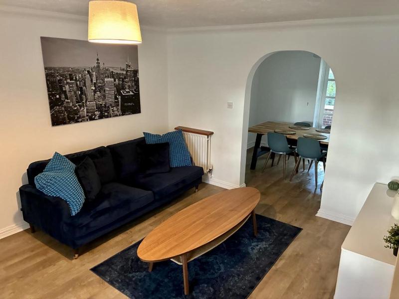 Great Parking and Spacious 3 Bedroom Home Andover - image 14