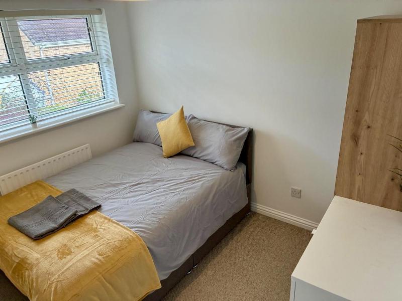 Great Parking and Spacious 3 Bedroom Home Andover - image 2