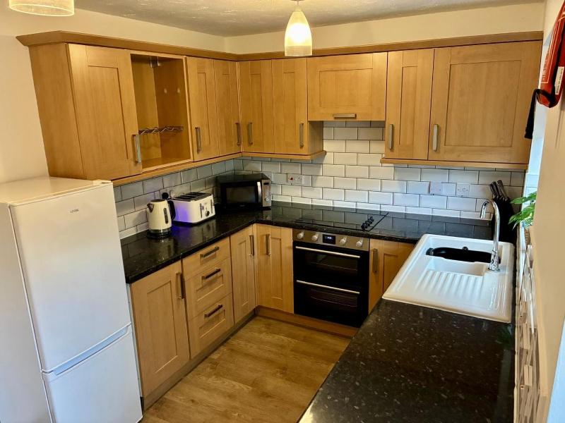 Great Parking and Spacious 3 Bedroom Home Andover - image 8